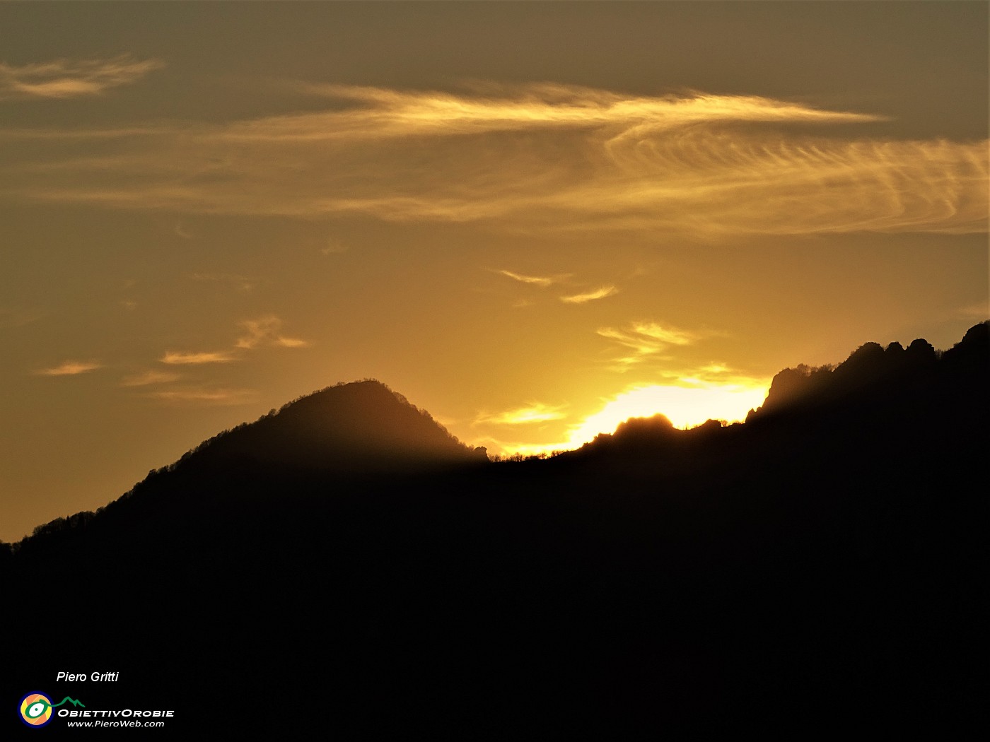 77 Dal sagrato della chiesa di Fuipiano...il tramonto del sole sul Monte Ocone.JPG